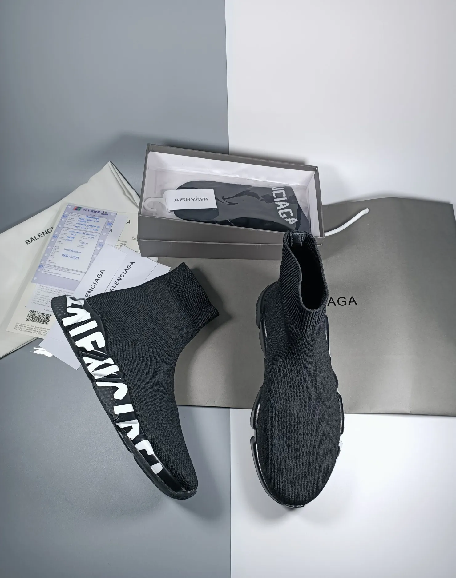 👟👟Ex-factory price 420👟👟 [Ready stock top version vacuum outsole] Balenciaga 👣Size: 35 36 37 38 39 40 41 42 43 44 45 [Socks in original packaging delivered] 🔥Balenciaga's "Speed" High-top sock-style sneakers are instantly recognizable and have ever-lasting popularity. This item is made in Italy from stretch knitted fabric. The rubber sole has excellent elasticity. Only half of the brand name printed on it is visible. Compared with the previous exaggerated and eye-catching style, it has a sense of "half-covering the face as if holding a pipa", and the brand's ingenuity in innovating the logo printing trend can also be seen.